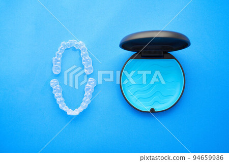 用於正畸及其容器的透明、隱形矯正器或支架 用於正畸及其容器的透明、隱形矯正器或支架 94659986