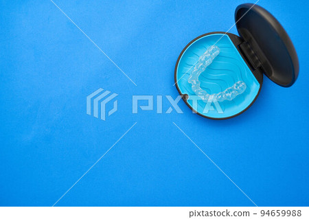 A transparent, invisible aligner or brace used in orthodontics and its container 94659988