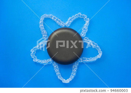 A transparent, invisible aligner or brace used in orthodontics and its container A transparent, invisible aligner or brace used in orthodontics and its container 94660003