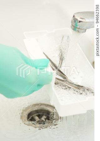 Hand in glove cleans the tweezers with water in-tray. Cleaning systems for tweezers 94662398