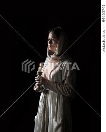 Young girl in ancient dress Young girl in ancient dress 94663741