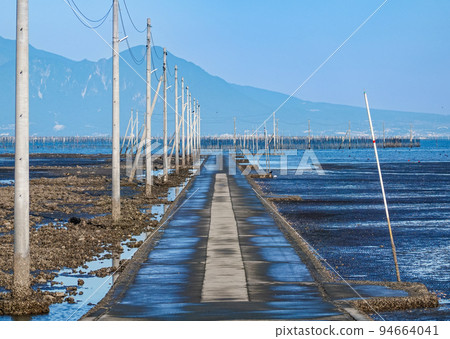 Nagabeda Kaidokoro (Uto City, Kumamoto Prefecture) stretches offshore through the tidal flats 94664041