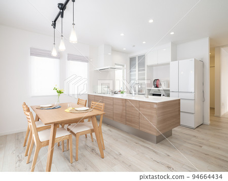協調的新地房屋中的美麗餐廳廚房 協調的新地房屋中的美麗餐廳廚房 94664434