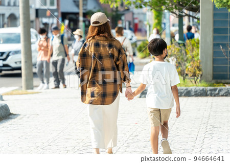 Japanese mother and child walking hand in hand in the city 94664641