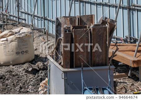 拆除過程中切割的舊鋼架廢料 94664674