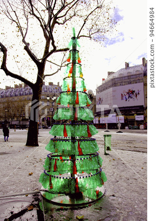 PET bottle tree at Place André Malraux 94664984
