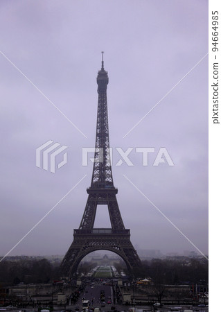 寒冷的冬天埃菲爾鐵塔 寒冷的冬天埃菲爾鐵塔 94664985
