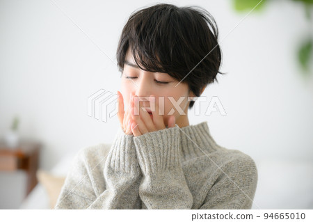 一個冷冰冰的女人,把手放在嘴上 一個冷冰冰的女人,把手放在嘴上 94665010