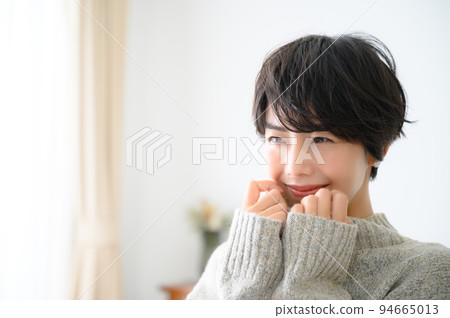 一個帶著針織衫微笑的可愛女人 94665013