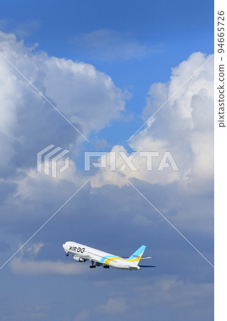一架客機翱翔到夏日的天空 夏季航空旅行 94665726
