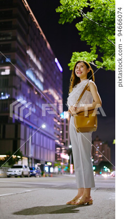 asian businesswoman hail a taxi 94666074