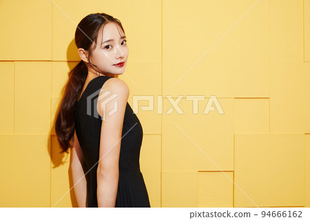 穿著黑色連衣裙的年輕女子的別緻時尚肖像 94666162