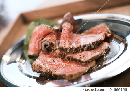 Exquisite roast beef 94666166