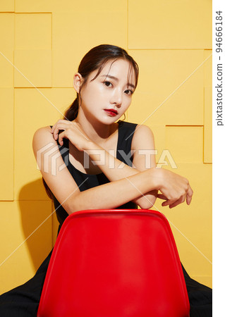 穿著黑色連衣裙的年輕女子的別緻時尚肖像 94666184