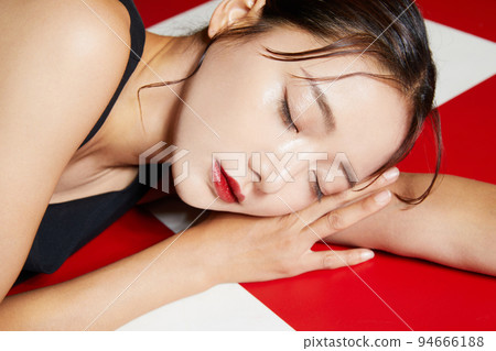 Chic fashion portrait of young woman in black dress 94666188