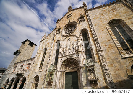 Como Santa Maria Assunta Cathedral 94667437