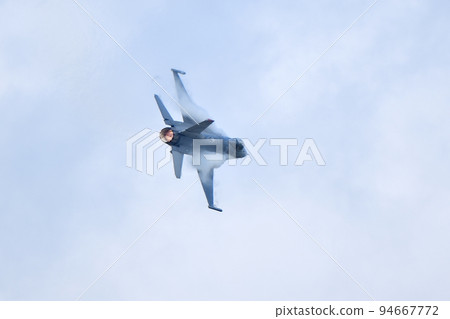 US Air Force F-16 Fighting Falcon's acrobatic flight 94667772