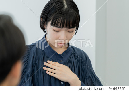 接受諮詢的年輕女子的臉部特寫 94668261