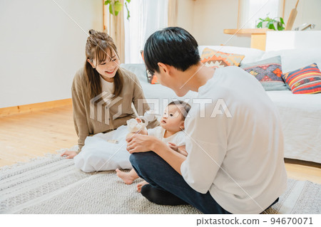 一對夫婦在客廳里安慰孩子 94670071