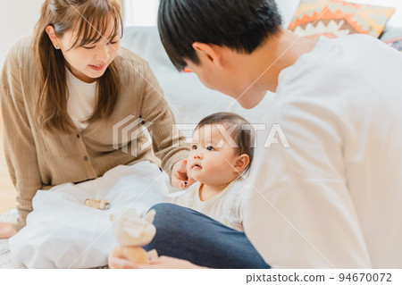 一對夫婦在客廳里安慰孩子 94670072