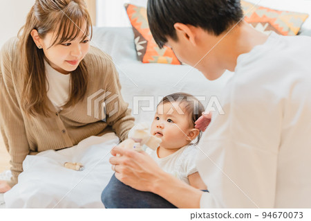 一對夫婦在客廳里安慰孩子 一對夫婦在客廳里安慰孩子 94670073