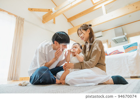 一對夫婦在客廳里安慰孩子 一對夫婦在客廳里安慰孩子 94670074