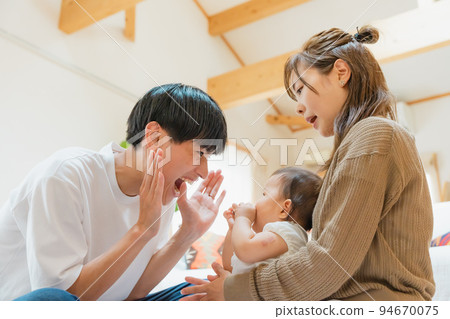 一對夫婦在客廳里安慰孩子 94670075