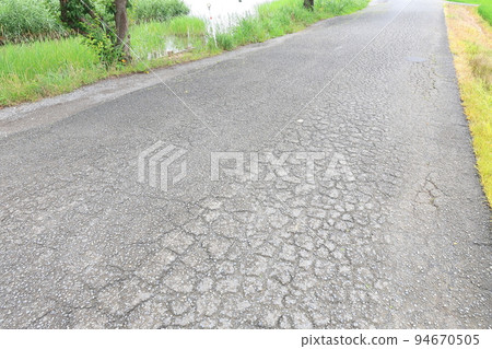 Asphalt pavement with tortoiseshell cracks 94670505
