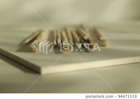 paint brushes set and white paper 94671319