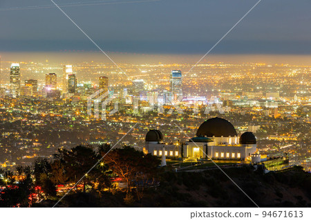 Night view of the Los Angeles cityscape with Griffith Observatory 94671613