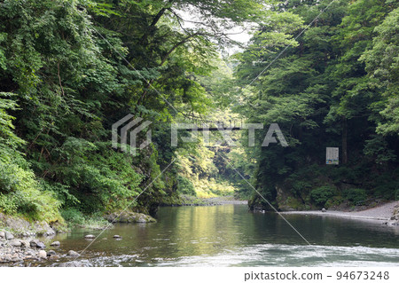 東京奧多摩町夏季冰川溪谷多摩川和東景橋 94673248