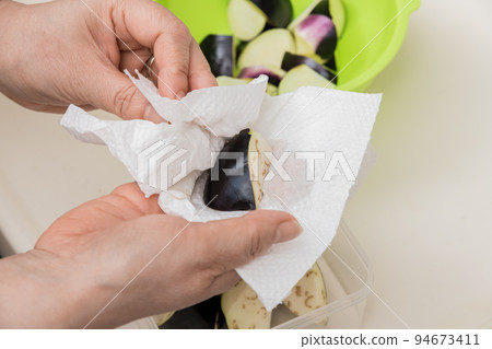 【中年主婦將切好的茄子撈出水分】 94673411