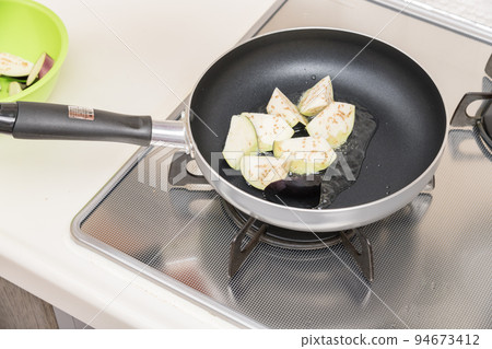 [Make fried eggplant stir-fried eggplant] 94673412