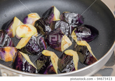 [Make fried eggplant stir-fried eggplant] 94673413