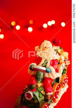 拿著聖誕禮物的聖誕老人 94674295