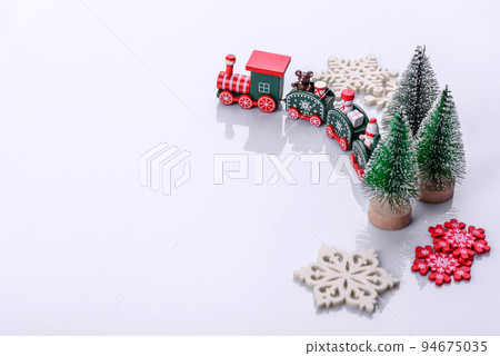 Elements of Christmas scenery, toys, gingerbread and other Christmas tree decorations 94675035