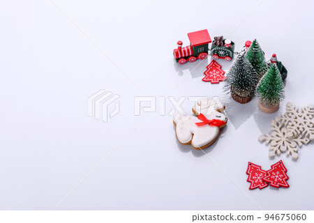 Elements of Christmas scenery, toys, gingerbread and other Christmas tree decorations 94675060