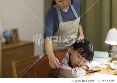 給在書桌前睡著的女兒蓋上毯子的媽媽 初中生 高中生 94675786