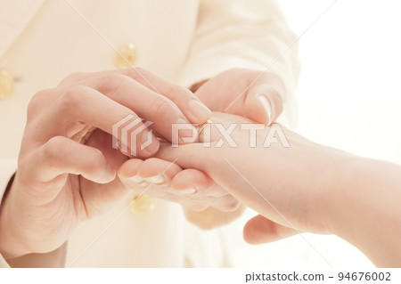 照片 在婚禮上交換戒指 交換永恆誓言戒指 94676002