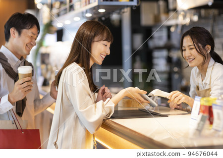 middle couple cafe smartphone payment middle couple cafe smartphone payment 94676044