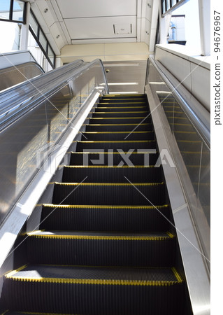 火車站的自動扶梯 94676967