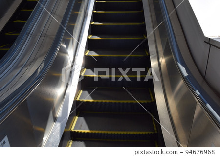 火車站的自動扶梯 火車站的自動扶梯 94676968