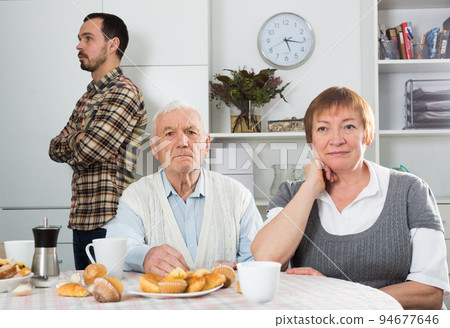 Parents arguing with son 94677646