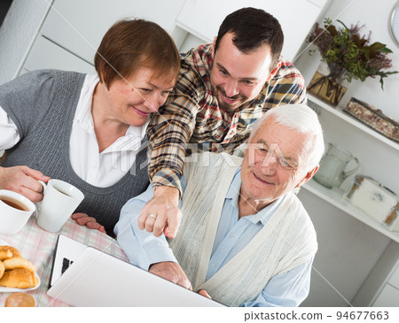 Family watching news in Inet 94677663