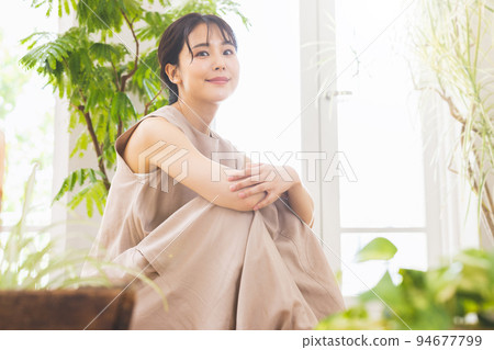 Women's botanical image 94677799