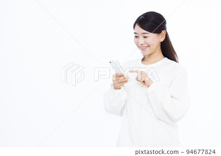 一個 30 多歲的女人在智能手機上搜索 一個 30 多歲的女人在智能手機上搜索 94677824