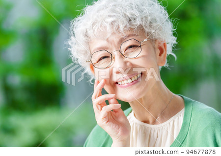 Portrait of a gray-haired woman with glasses 94677878