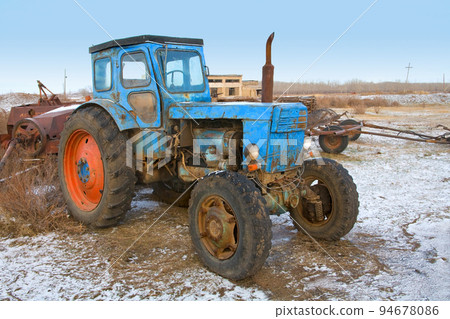 Heavy Power Wills Tracktor work on a building site 94678086