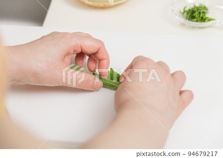 [Roll to shred the perilla] 94679217