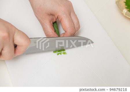 [Cut the rolled perilla leaves into thin strips to make condiments] 94679218